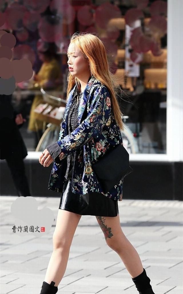  [皮质]街拍：穿出混搭风的皮质短裙美女
