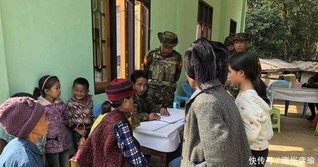 缅军在果敢乡间的“亲善”摆拍