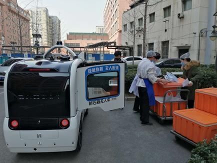  [5G无人防疫车]中国移动5G无人车家族上岗助力复工复产