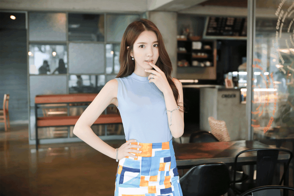 时尚街拍, 餐厅偶遇肤白貌美小姐姐, 傲人身姿, 让人怦然心动