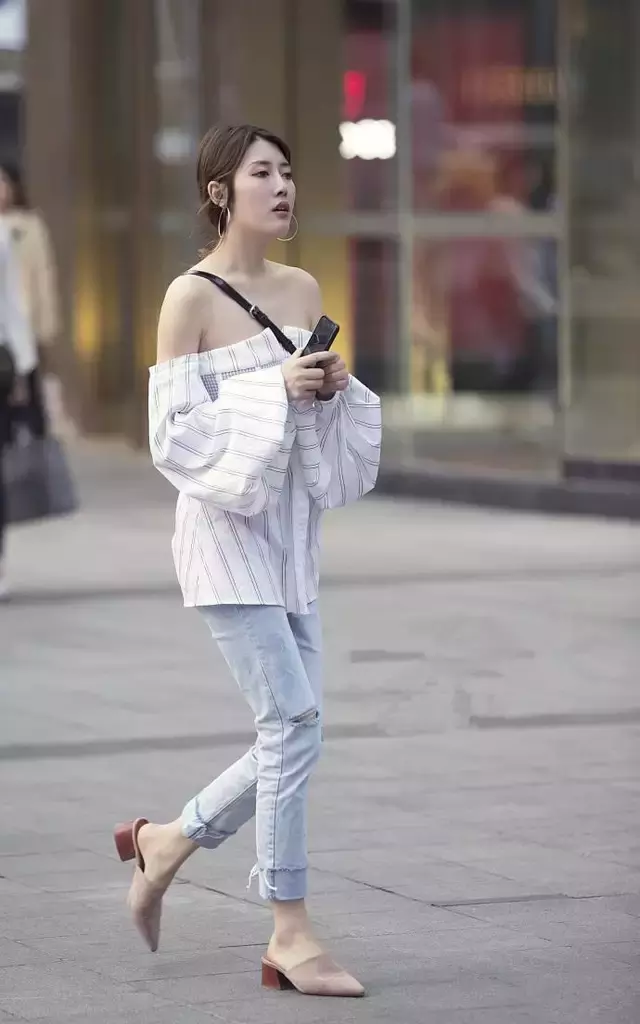 路人街拍,简约的一字肩搭配起来,让你女神范十足!