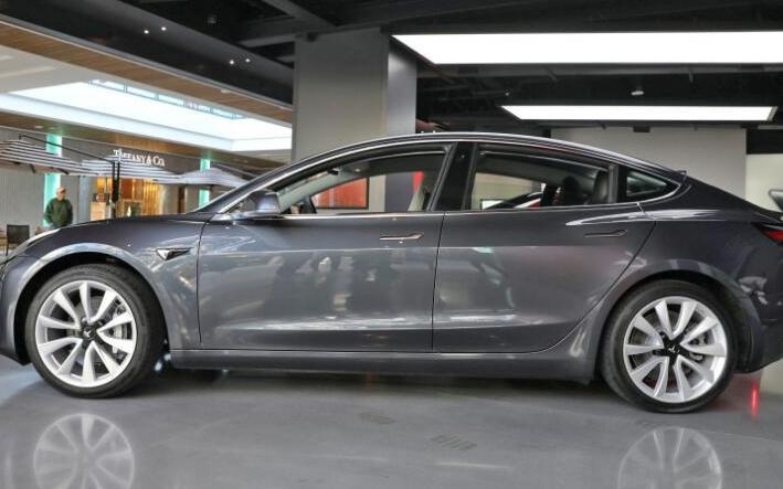 特斯拉Model 3部署召唤功能 自动开出车库迎候