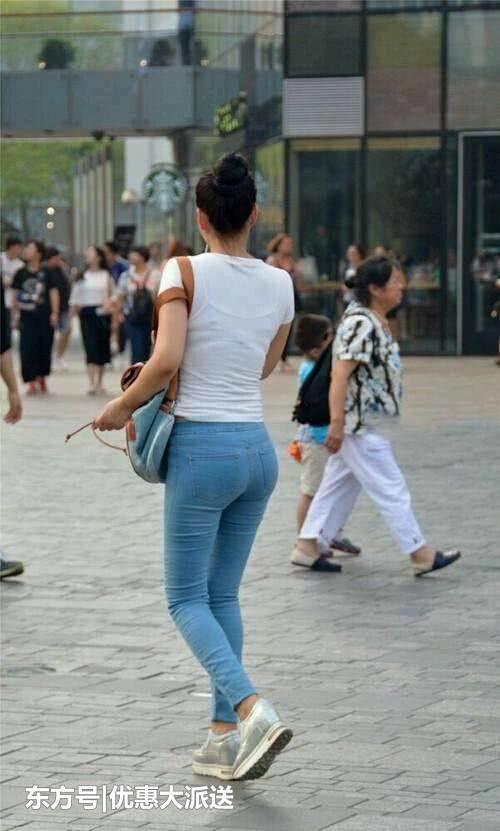 牛仔裤衬托出美女S形曲线，平添几多视觉美感