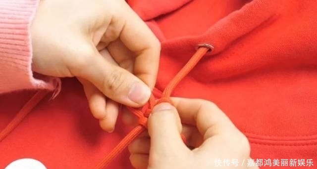  漂亮：今年最流行的卫衣绳子打结法，既漂亮又个性，方法简单一学就会！