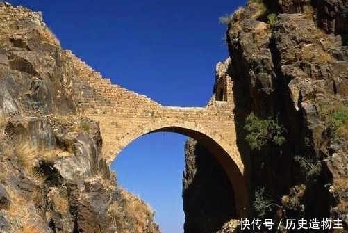 亚洲一桥梁海拔2600米,悬空于两山之间400年,建造过程至今未解