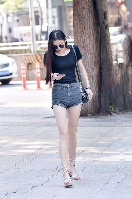 街拍：美女大胆穿吊带透视装，好身材若隐若现！