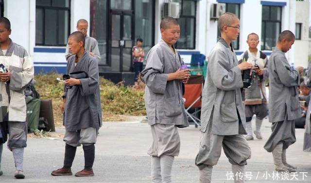 中国唯一不受捐赠的行脚僧，35个女僧风餐露宿，一日行走20里