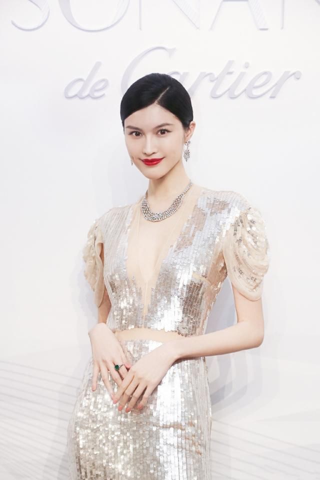 何穗穿抹胸裙现身，裙子太透里面都看到了，网友:超模就是敢穿!