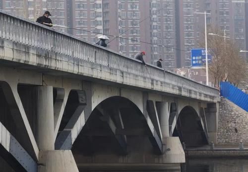  [垂钓]有高度！昨这几人在减河桥上高空垂钓