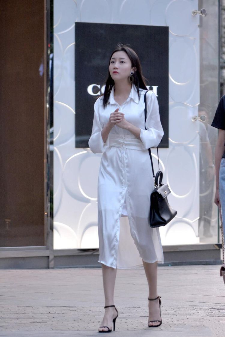 街拍：性感好身材穿出来，这样搭配人见人爱！