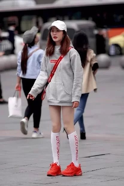 清纯可人的气质小姐姐，宽松卫衣巧搭超短裤大秀火辣美腿，可这就