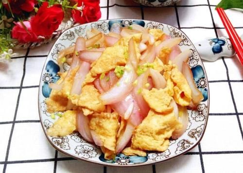  【辣椒】小炒肉中的五花肉，肉质细嫩，麻辣鲜香，加上洋葱就是好吃
