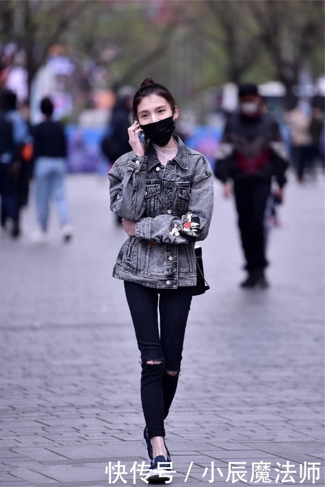 『小姐姐』路人街拍,靓女选择了一条黑色紧身裙,穿搭出一些小女生的味道