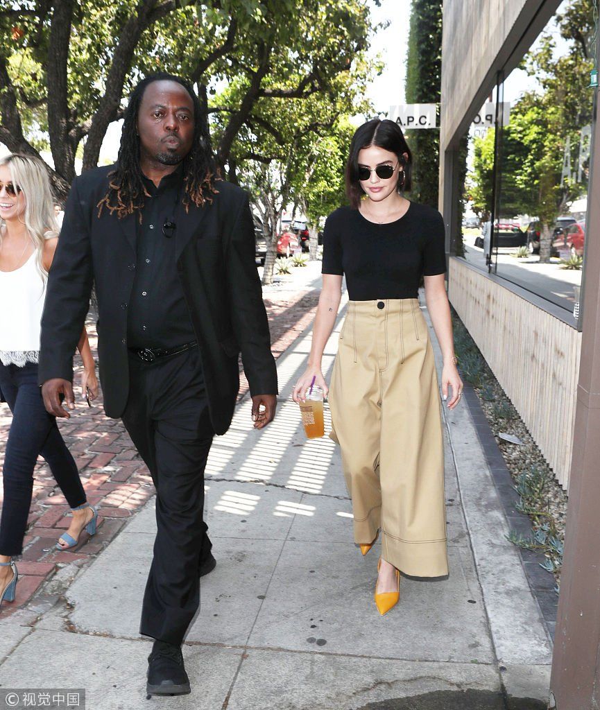 ”美少女“露西海尔出街打扮时尚有型  获黑人保镖护驾大步疾走气