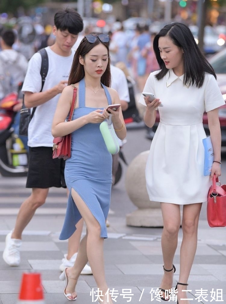 # 开叉#小姐姐的蓝色开叉裙沁人心脾,街拍:蓝色才是夏天最爱的颜色
