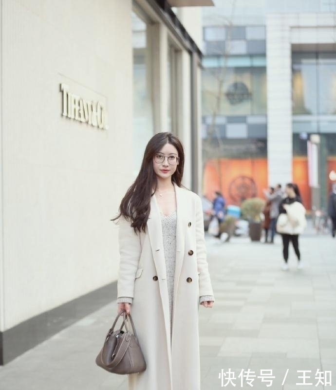#身材#美女街拍:时尚穿搭的小姐姐,青春靓丽,身材婀娜多姿!