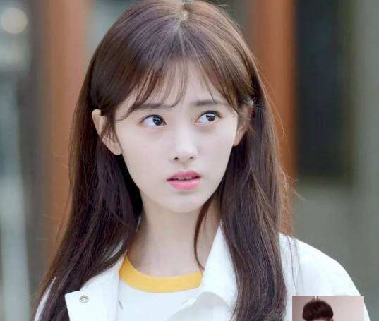 「粉丝」鞠婧祎机场秒变“乖乖女”,看到身前的“大炮”,难怪如此正经