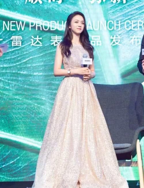 汤唯现身发布会，没想到她把星辰穿在身上，简直是美翻了天