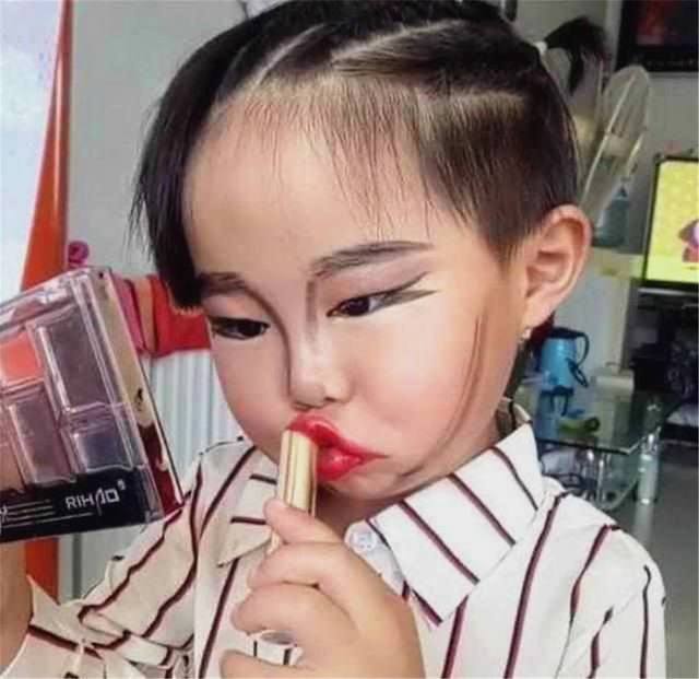 3岁小女孩趁妈妈不注意，偷偷化妆，妈妈回头看到后，被惊艳到了