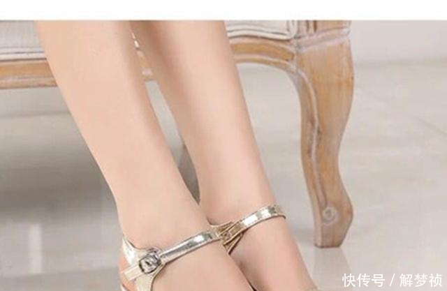 一5多小个子的女人穿的精致坡跟女鞋，上脚显高显瘦，很有女人味