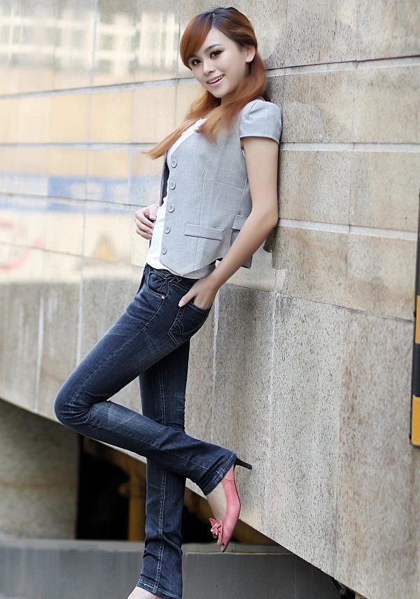 牛仔裤把性感与干练结合，别致搭配绽放光彩