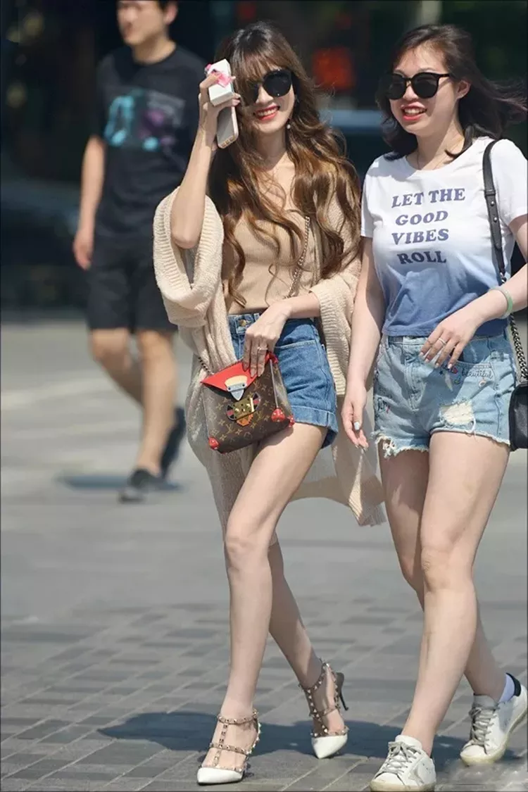 街拍美女：小姐姐时尚打扮凸显完美身材曲线，尽显妩媚女人味！