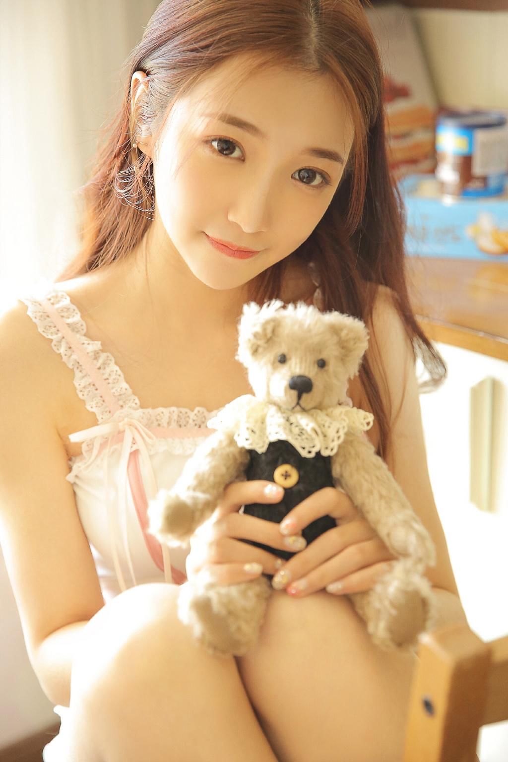 吊带短裤美女性感美腿居家写真图片