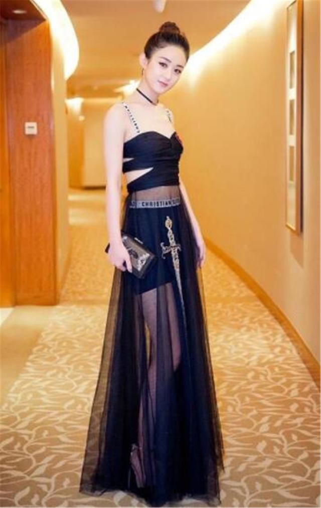 赵丽颖也开始玩下衣失踪，短裤只见两张“纸”，新潮搭法太6了