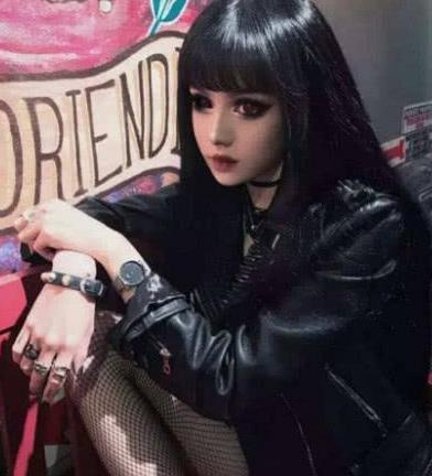 靠化妆就能成为娃娃，被称“暗黑芭比”，素颜比温婉美十倍！