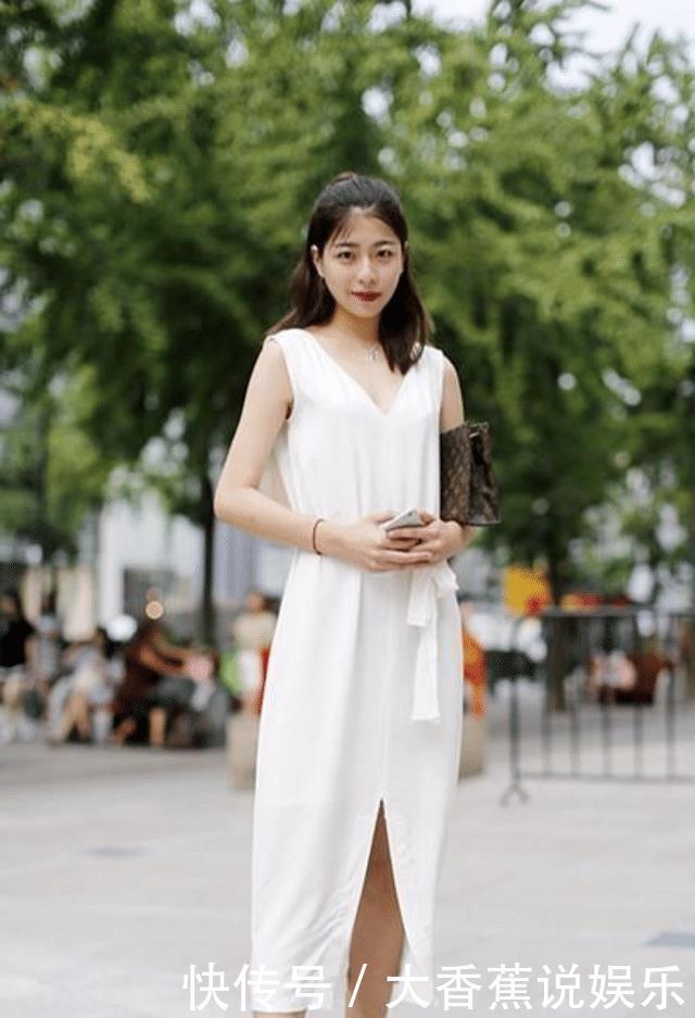 「 气势」这位小姐姐透着职场女强人的气势,风情满满非常迷人,路人街拍