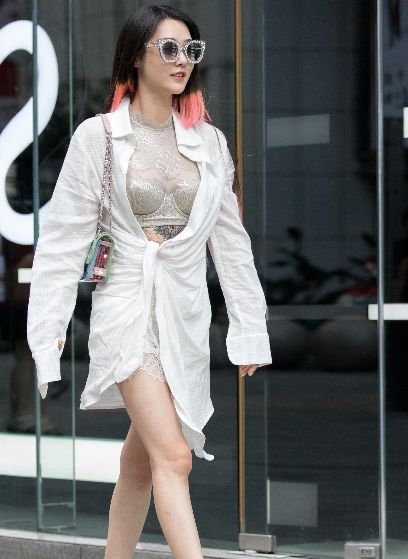 时尚小姐姐内衣外穿上围丰腴，胸前纹身霸气性感，妩媚妖娆的气质