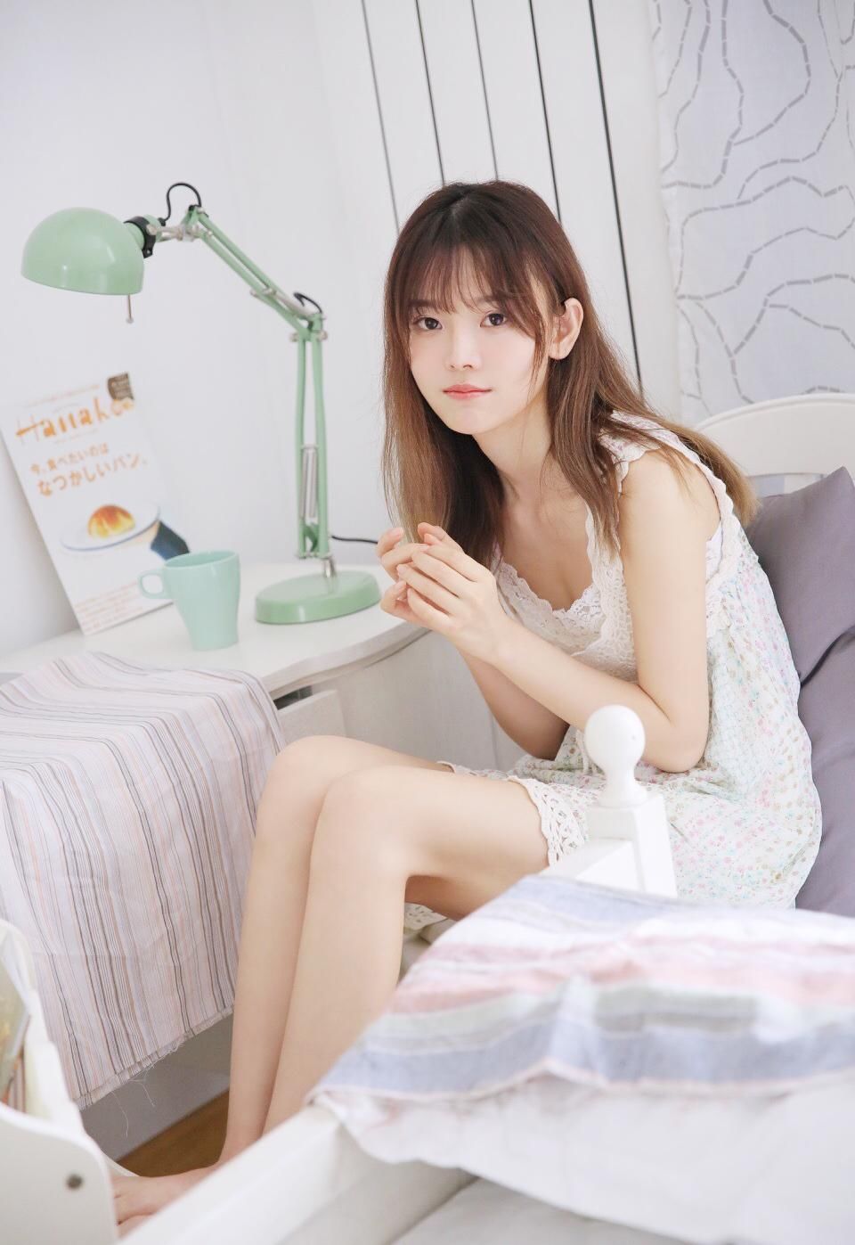 性感熟女床上美腿撩人极品写真图片