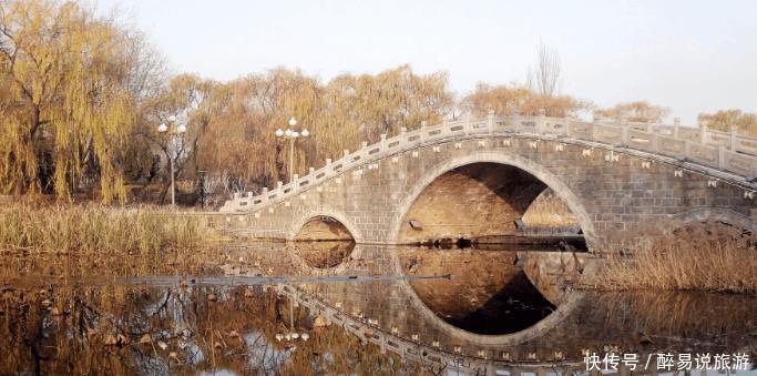 上联: “山东山西河南河北东西南北, 山河壮丽”, 下联真是经典