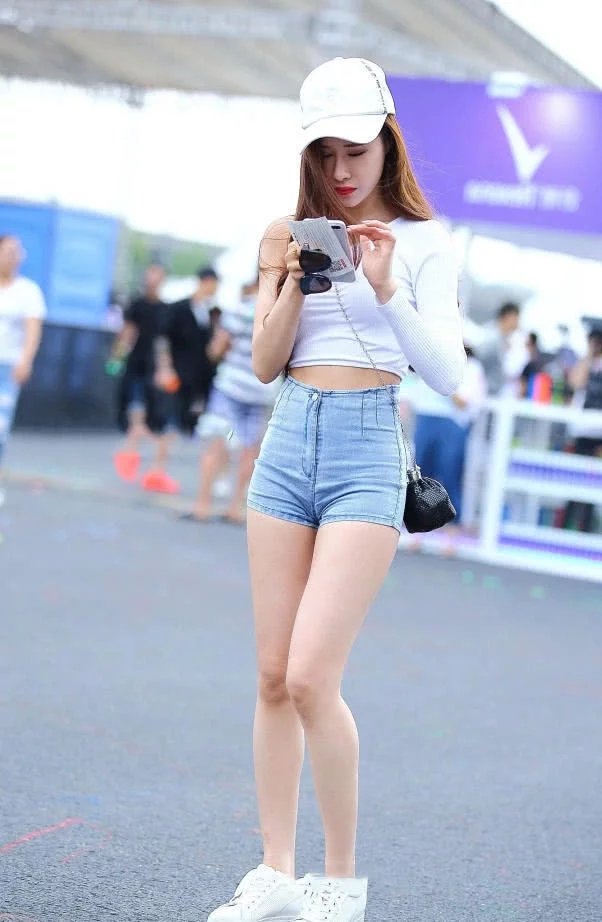 小姐姐紧身牛仔短裤勾勒出浑圆的小翘臀，网友：这就是我心中的女