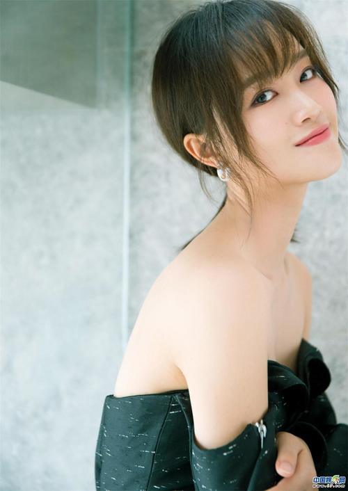 蓝盈莹曼妙身姿展精致锁骨 干练十足演绎职场时尚