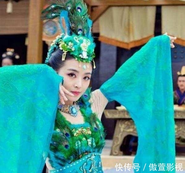 女明星■女明星的孔雀公主造型，全身都穿上羽毛就像了吗？