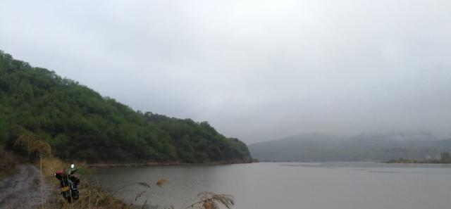 兰湖:母亲节延吉海兰湖垂钓,斤鲫拽走鱼竿很嚣张