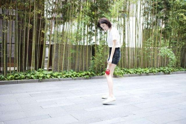 古力娜扎最新近照,T恤搭半身裙秀腿,网友:这开长腿特效的吧