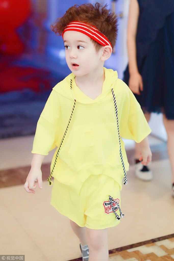 《放开我北鼻》周嘉成仰头一笑“萌力”四射  穿黄色套装梳小卷毛