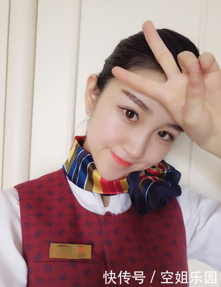 为何空姐在大街上，也喜欢穿着“制服”，网友：看完心疼了