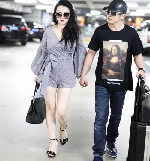 冉莹颖连体裤凹造型，上围太抢镜了，网友：邹市明真有福