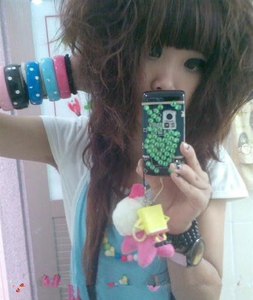 2007年，杀马特女生长大后，越来越美丽，如今25岁了