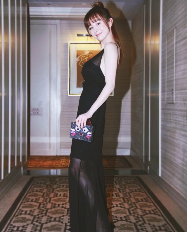 谁说张檬的穿搭老气了？穿上裸色薄纱裙比柳岩性感，选对裙子了！