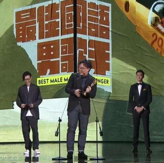 谁说渔网、黑丝“土气”?谭维维凭着大长腿硬是穿出了高级感!