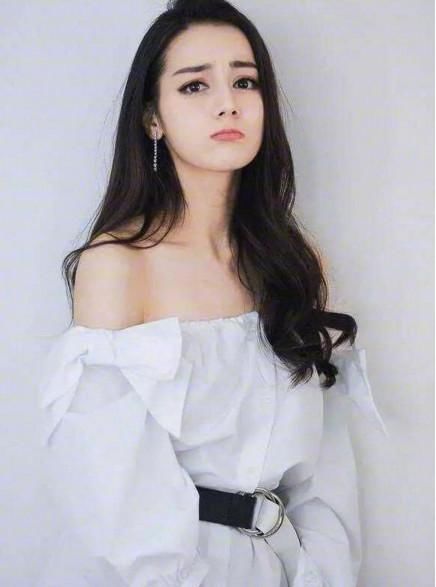 9位女星同穿白裙，高圆圆实力碾压，杨幂胖得驼背，第一却是她！