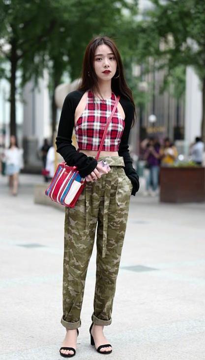 街拍,靓丽小姐姐长相清纯,穿着飘逸而清凉,路人移不开眼球!