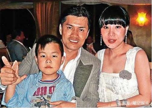 吕良伟携娇妻现身活动，满屏尽尴尬，网友：不像夫妻！