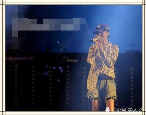 张韶涵真绝了！“安全裤”外露看懵众人，网友：是我out了？