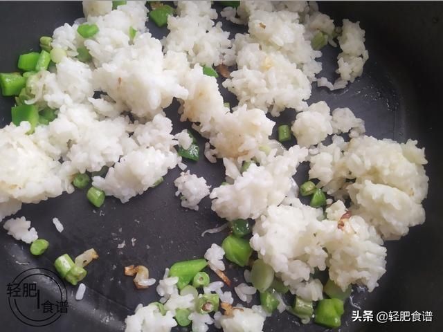  「米饭」蛋包饭难点：蛋皮零失败做法，只需加50克它，你也能给大家秀一手