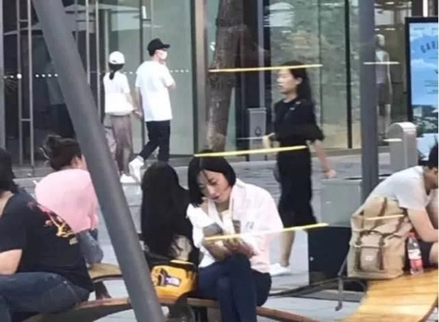 卓伟曝赵丽颖确实怀孕后，网友称偶遇赵丽颖去医院产检:确切消息